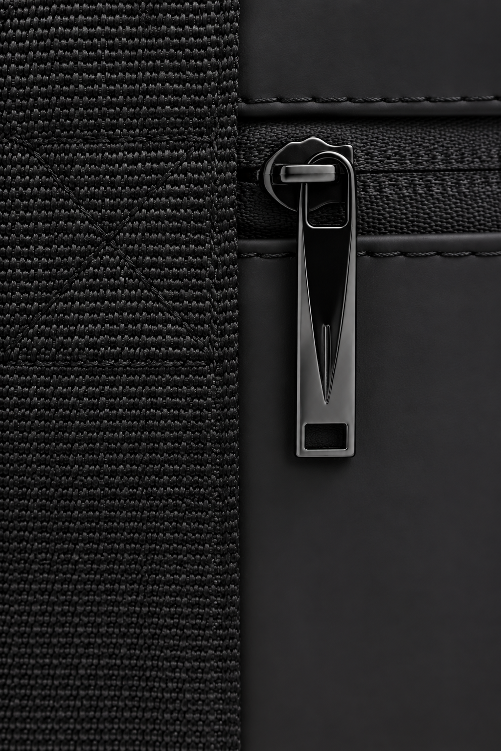 HUSL XL Hybrid Bag zipper detail