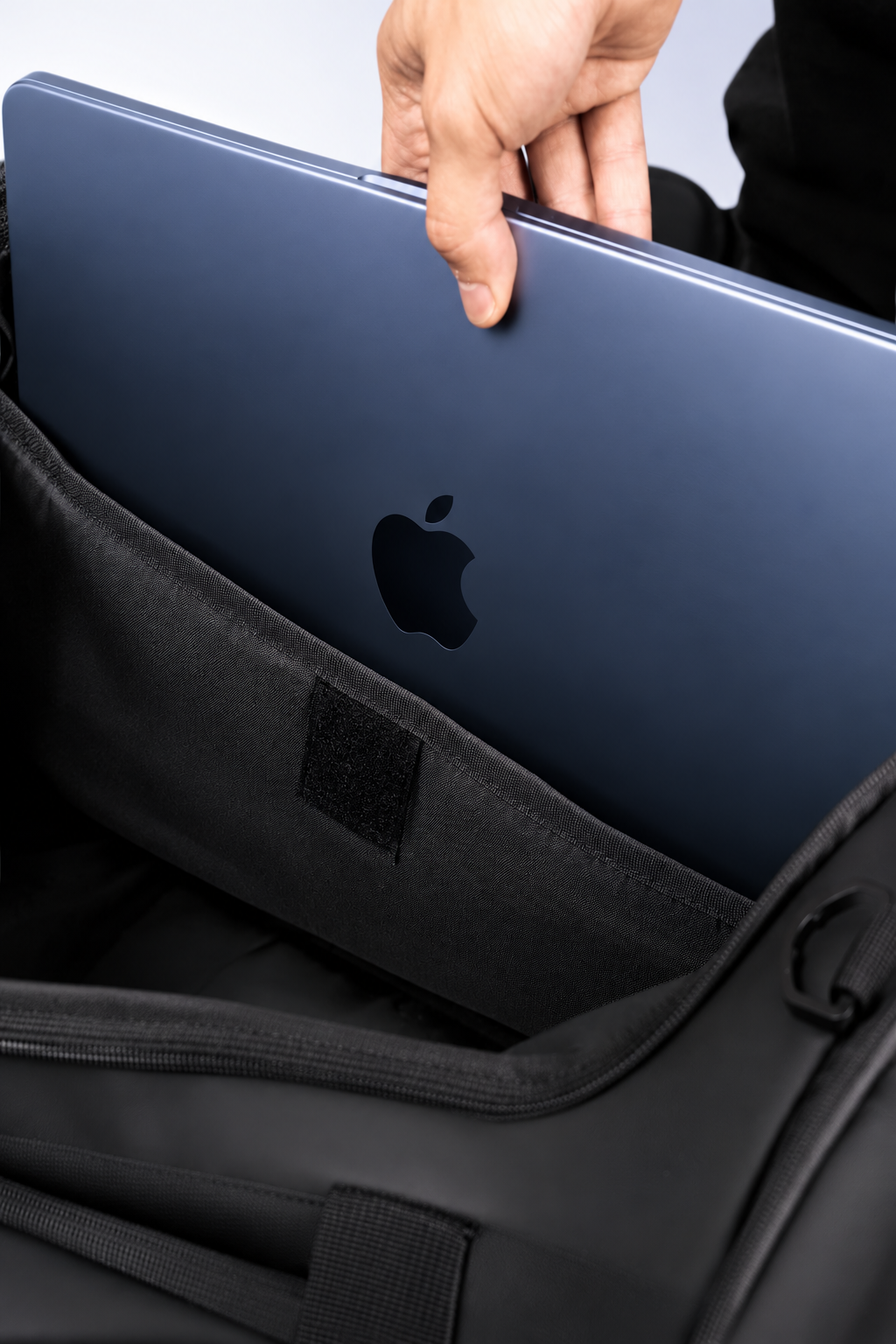 HUSL XL Hybrid Bag laptop compartment detail